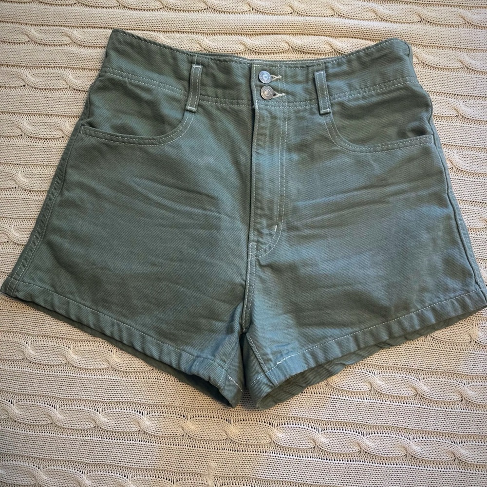 Levi’s high waisted mom shorts. Sz 29 with 3 inch inseam. Sage green.